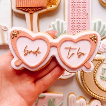 Bride to Be Heart Shaped Glasses & Cutter